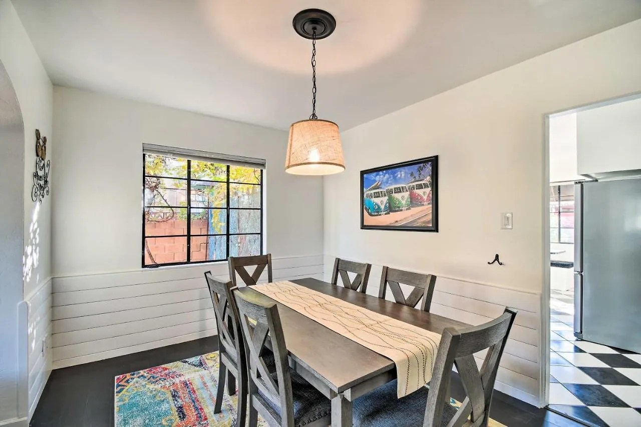 Sun-Lit Phoenix Gem Backyard Entertainment Patio! בית נופש