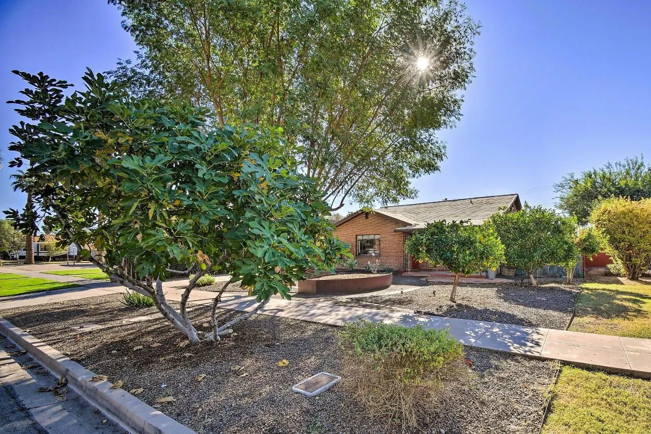 בית נופש Sun-Lit Phoenix Gem Backyard Entertainment Patio!